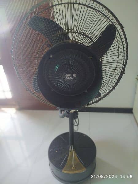 Pedestal Fan with Water system 1