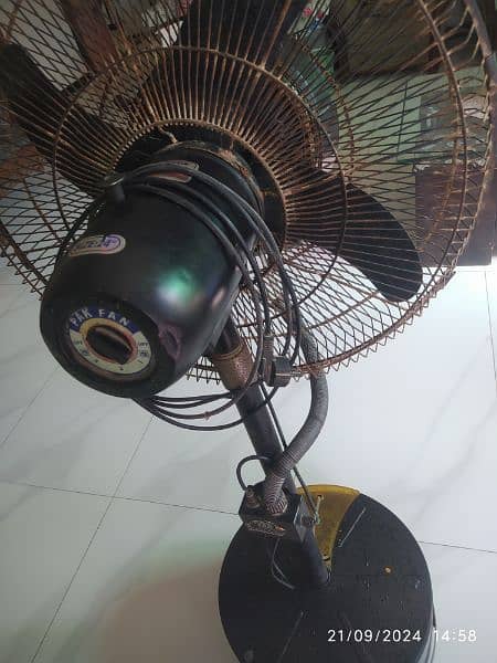 Pedestal Fan with Water system 2