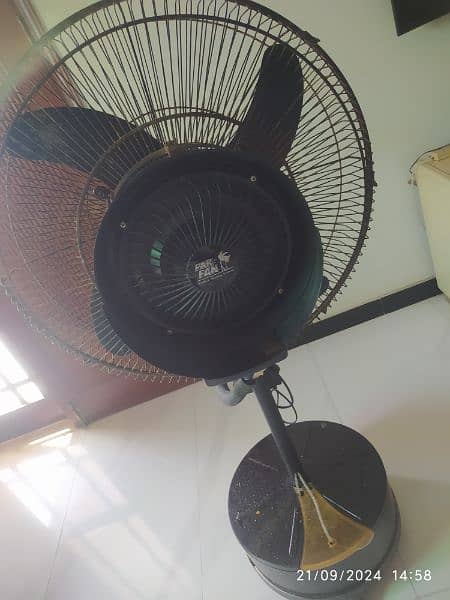 Pedestal Fan with Water system 3