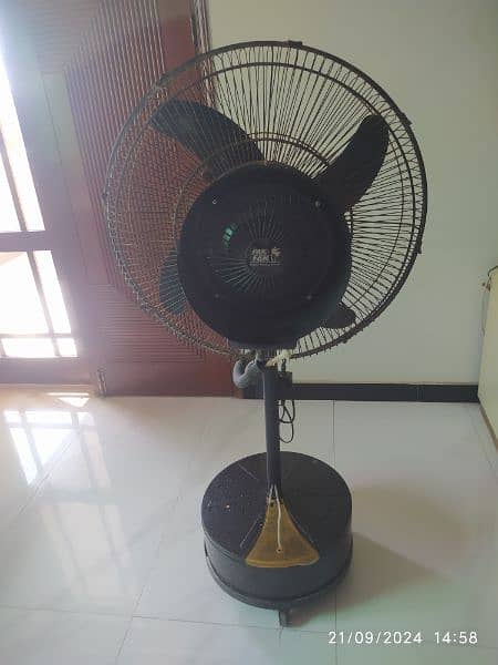 Pedestal Fan with Water system 4