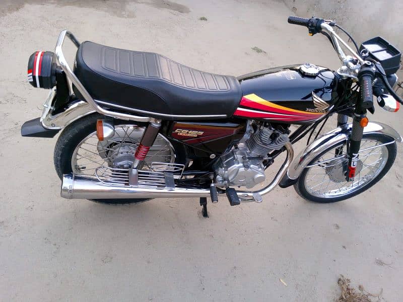 Honda bike 125cc model 2011 for sale o33l. 7973553 0