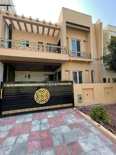 Bahria Enclave sector N 8 Marla Brand New House 5 bedrooms 2 open khictens Drawing Room Tv lounge powder Room servant Attached washroom 2 car parking space store Room etc

Near to park . 

Dem 3 crore 70 lac 

Contact us : 03333205786