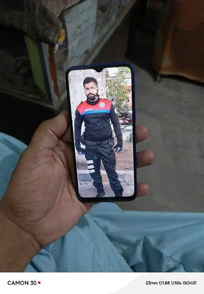 realme 5 aik add mobile 10/9 condition sale k liye 03014268586 3