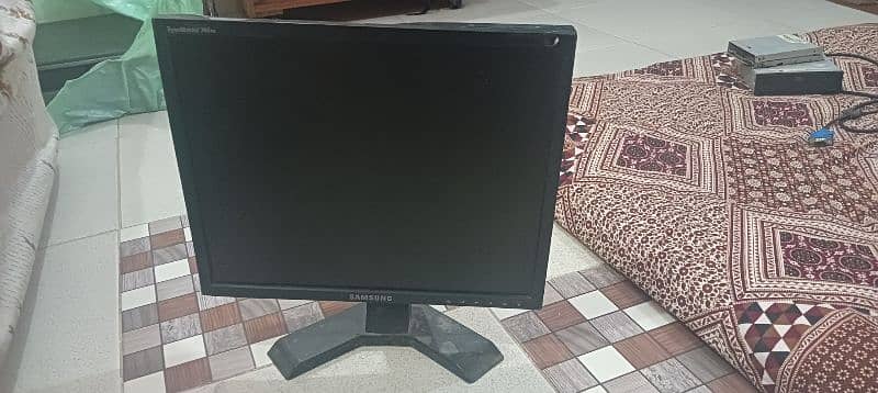 led computer k Leye 17 ya 19 inch ki hai Samsung 1