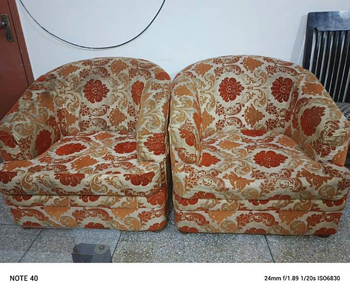 Two single sofa's are for Sale. . 4