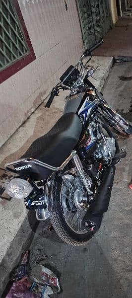 Honda 125 Black color 20 km use open later 5