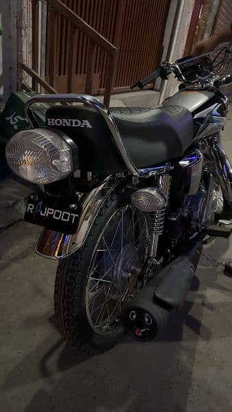 Honda 125 Black color 20 km use open later 8