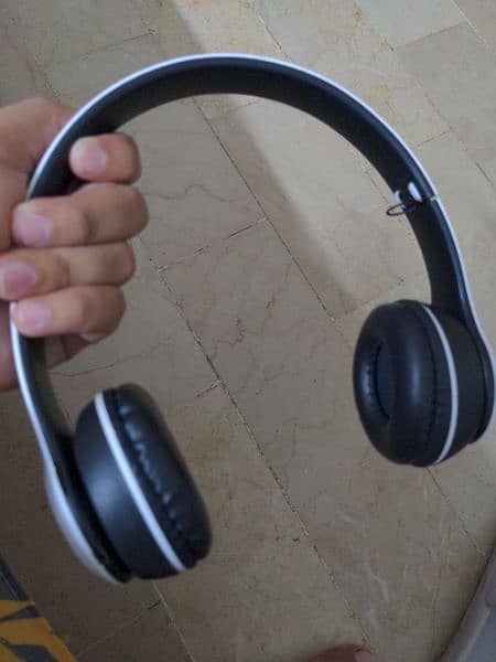 P47 wireless headphone 2