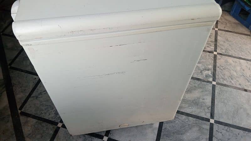 deep freezer  good condition 1