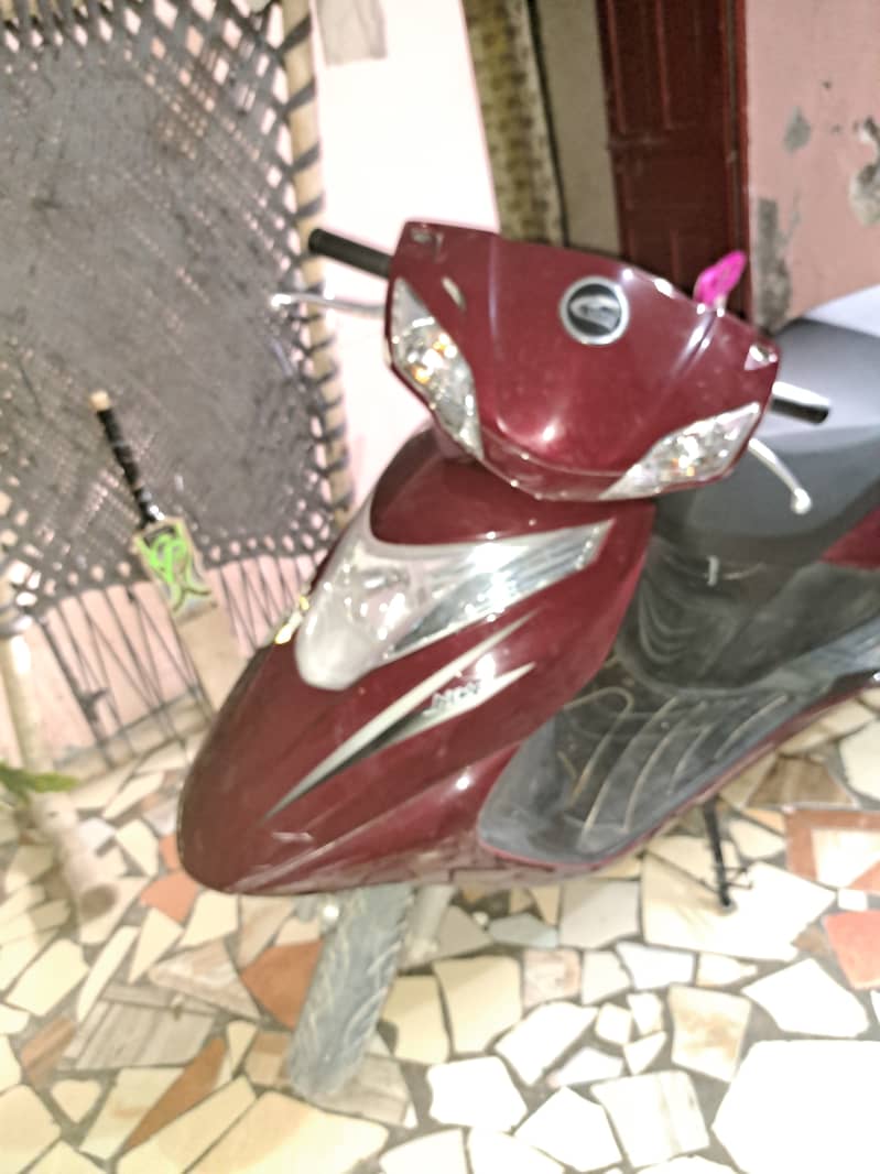 United scooty 100 cc 1