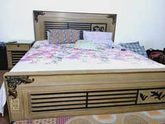 queen bed with dressing table and side tables