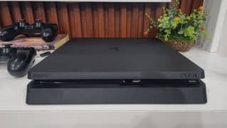 PS4 slim 500Gb 10/10 with 2 Controllers