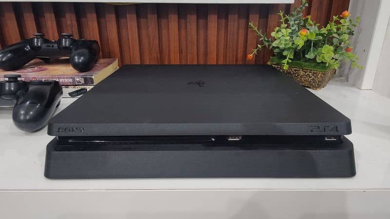 PS4 slim 500Gb 10/10 with 2 Controllers 0