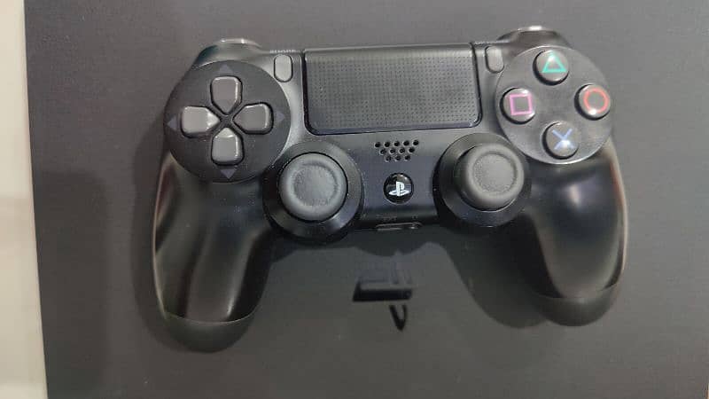 PS4 slim 500Gb 10/10 with 2 Controllers 5