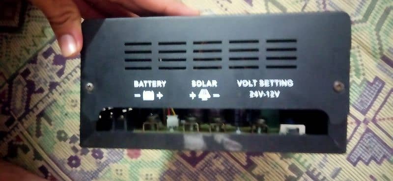 MPPT 70A 12v/24V Battery Charger New Condition 3