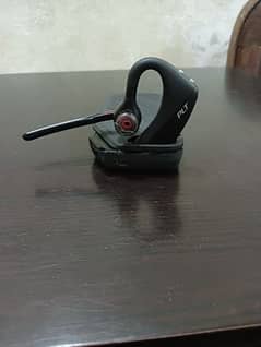 Plantronics V5200 series with charging case