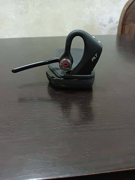 Plantronics V5200 series with charging case 0