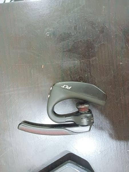 Plantronics V5200 series with charging case 1