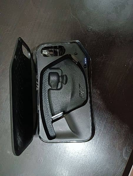 Plantronics V5200 series with charging case 3