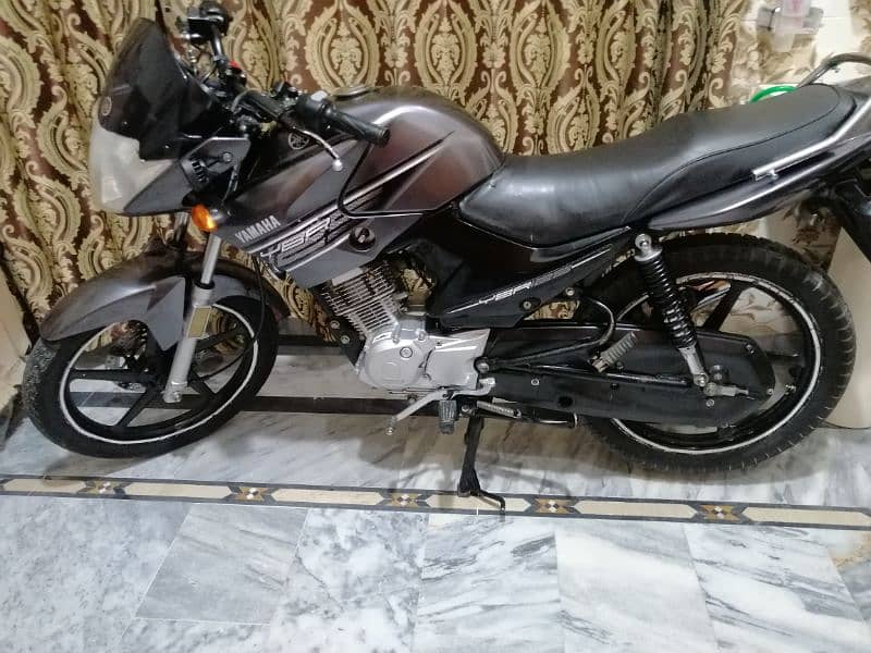 yamaha ybr 125 2016 model grey colour on hand use bike 2