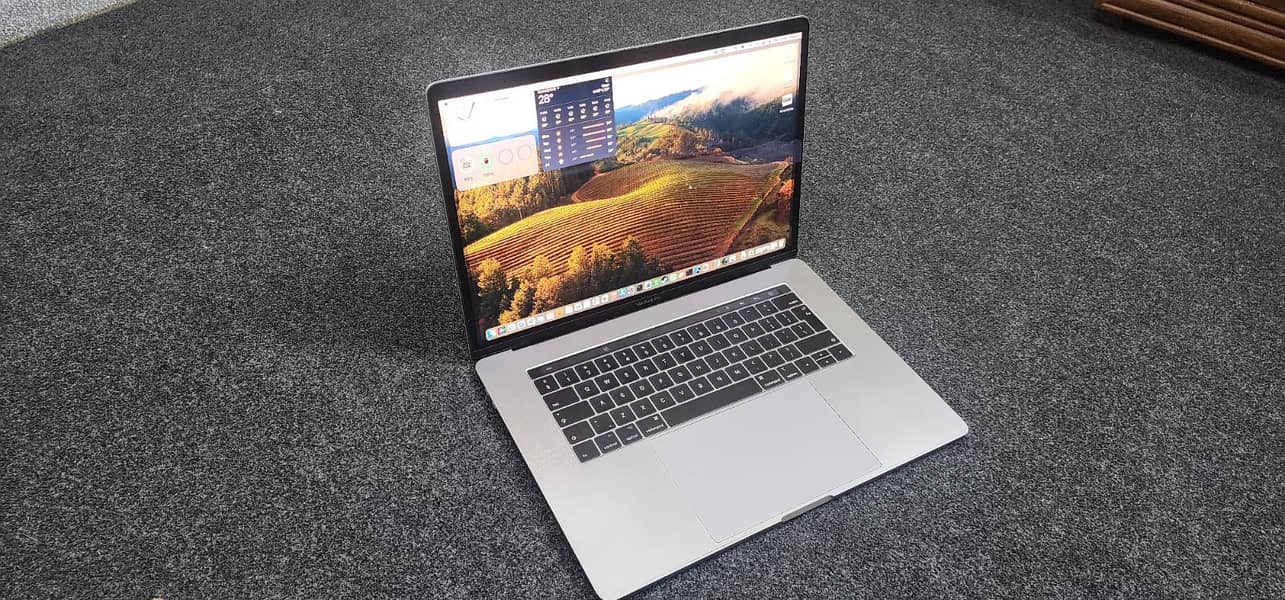 Macbook Pro 2018 15.4" Display | Core i7 | 16 GM RAM | 4 GB GPU 0