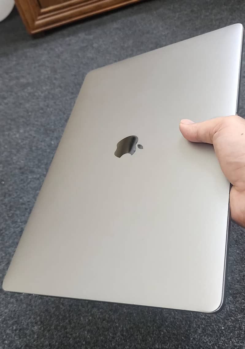 Macbook Pro 2018 15.4" Display | Core i7 | 16 GM RAM | 4 GB GPU 1