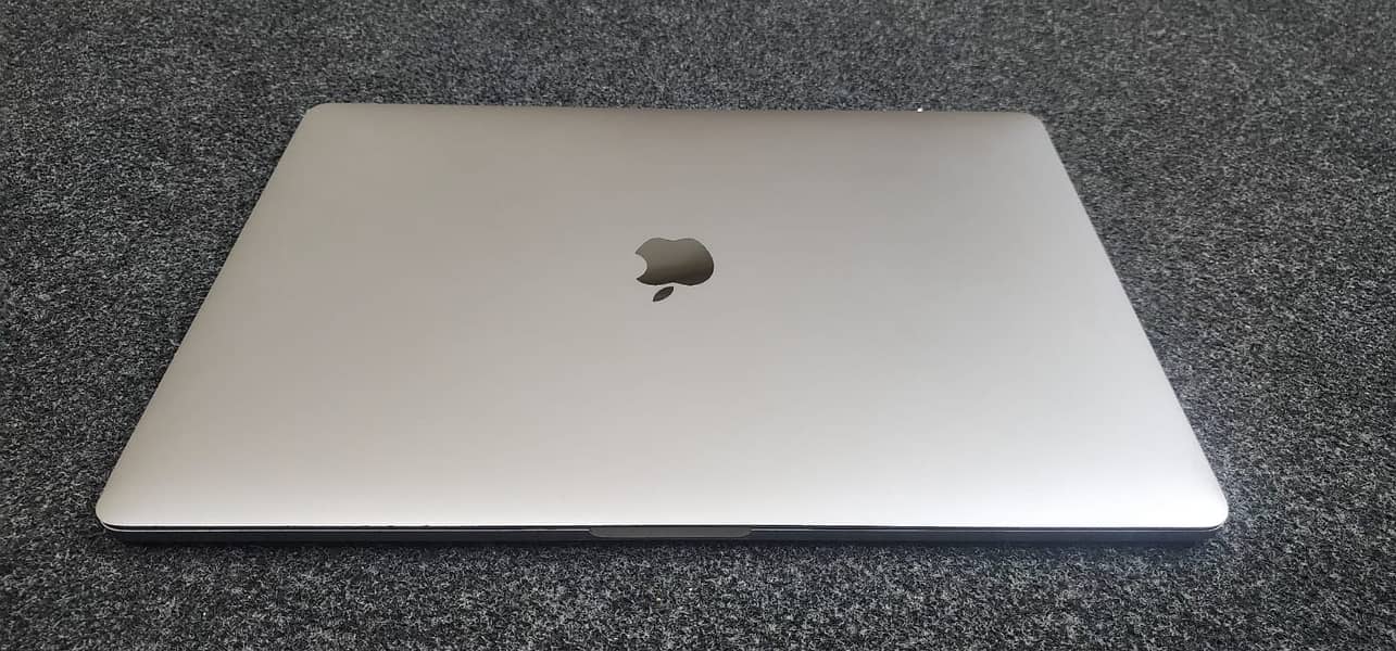 Macbook Pro 2018 15.4" Display | Core i7 | 16 GM RAM | 4 GB GPU 3