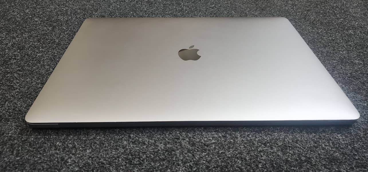 Macbook Pro 2018 15.4" Display | Core i7 | 16 GM RAM | 4 GB GPU 4