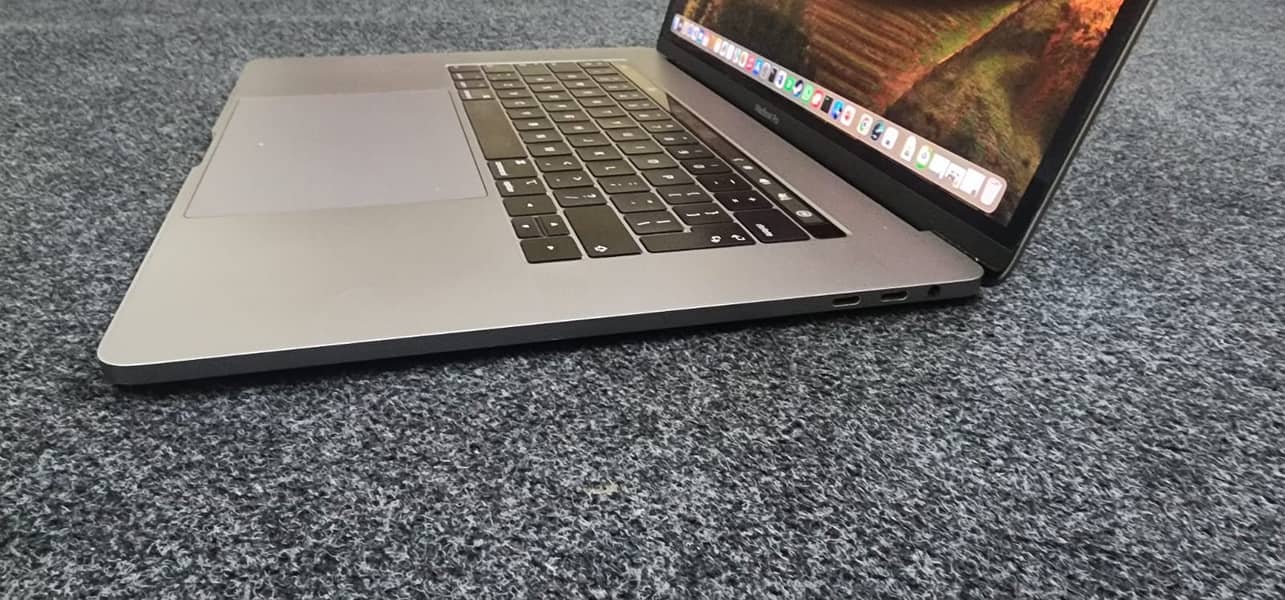 Macbook Pro 2018 15.4" Display | Core i7 | 16 GM RAM | 4 GB GPU 6