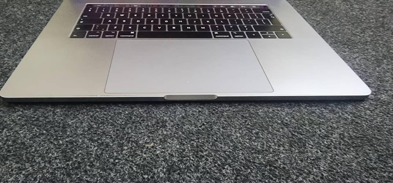 Macbook Pro 2018 15.4" Display | Core i7 | 16 GM RAM | 4 GB GPU 7