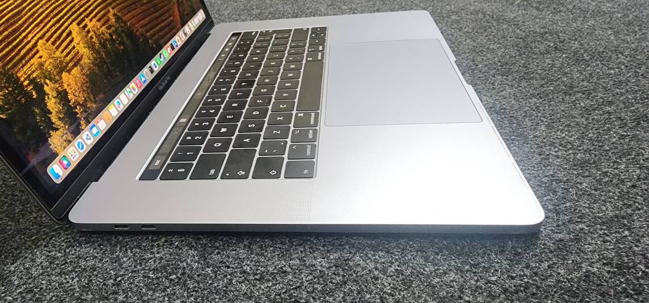 Macbook Pro 2018 15.4" Display | Core i7 | 16 GM RAM | 4 GB GPU 8