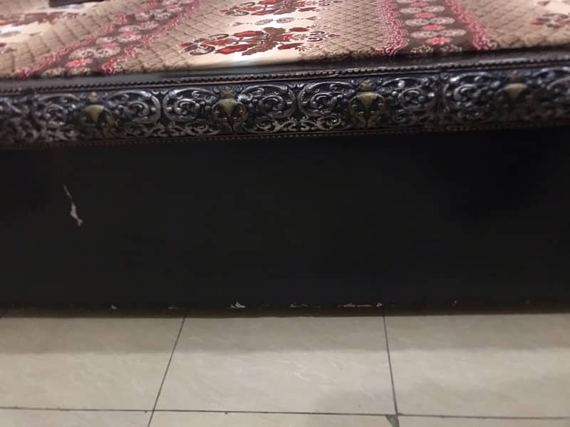 Traditional King Size Bed 1