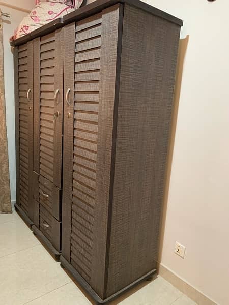 3 door cupboard with 2 drawers 2