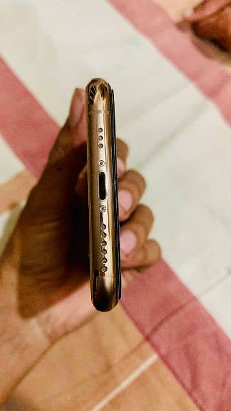 iPhone Xs 4