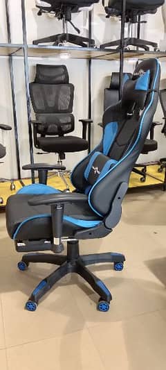 gaming chair with footrest