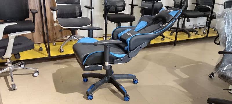 gaming chair with footrest 1