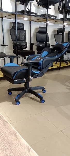 gaming chair with footrest 8