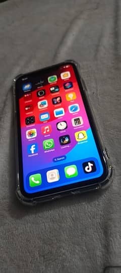 iphone 11 black 10/10 just like new 100 battery health black