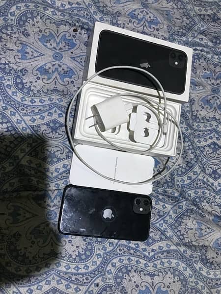 iphone 11 +box +charger IOS 18 2