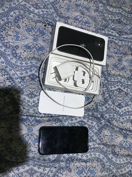 iphone 11 +box +charger IOS 18 3