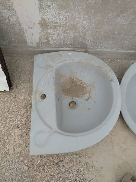 Wash basin okay condition clean 1