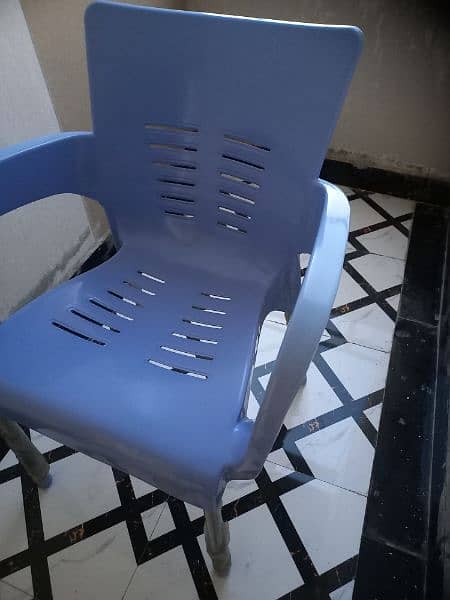 plastic Chair. condition 9/10. 3