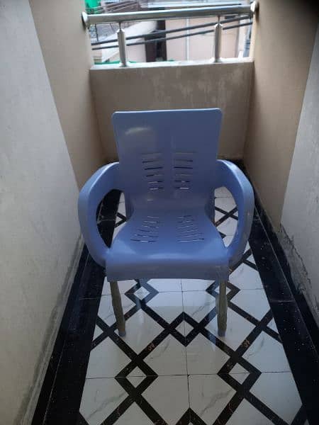 plastic Chair. condition 9/10. 4