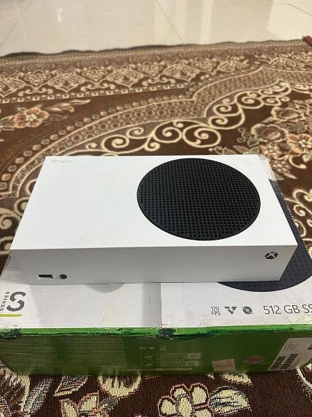 SELLING XBOX SERIES S SLIGHTLY USED 10/10 CONDITION. 1