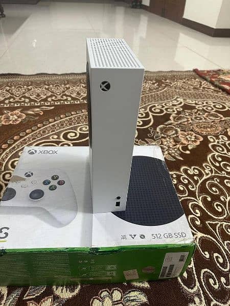 SELLING XBOX SERIES S SLIGHTLY USED 10/10 CONDITION. 4