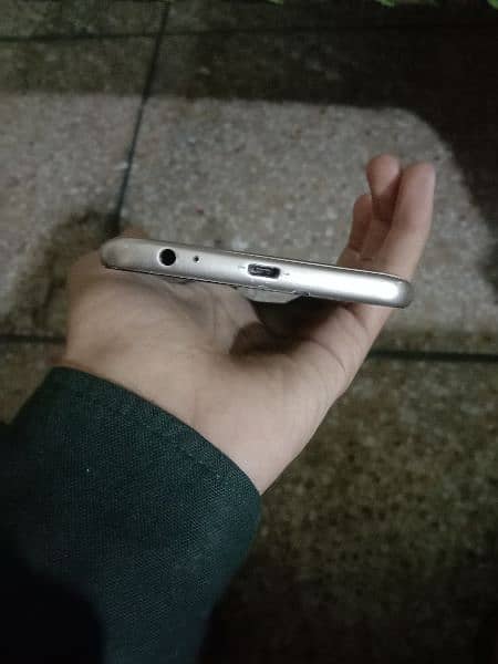 Samsung Galaxy j4 used like new 6