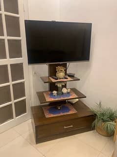 TV UNIT AND MIRROR DECORATION