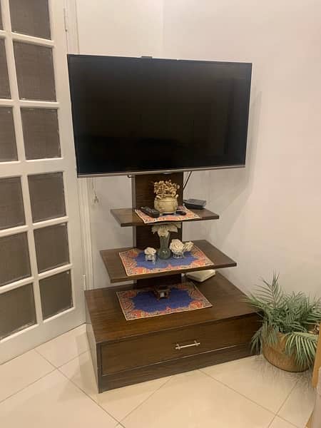 TV UNIT AND MIRROR DECORATION 0