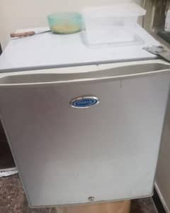 Venus mini fridge  10/10 condition