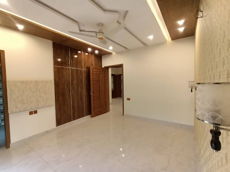 10 Marla Luxury Non Furnished House For Rent in Bahria Town Lahore 2